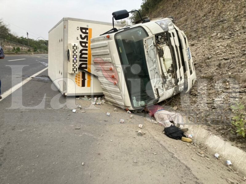 CAMIÓN DE DIMASA VOLCÓ EN LA MÉXICO – TAMPICO