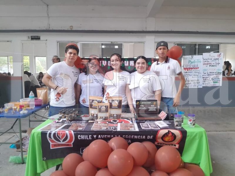 Estudiantes del COBAEV de Las Choapas, presentan proyectos empresariales