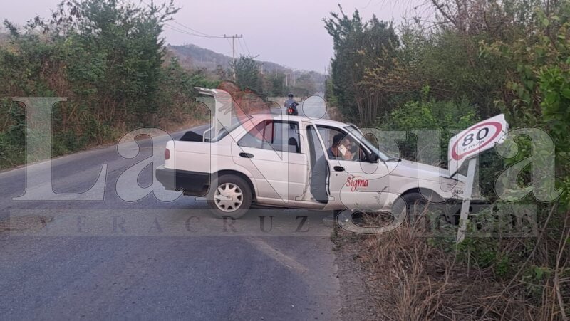 Vehículo compacto sufrió accidente carretero