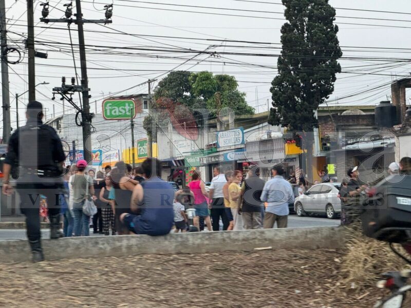Protesta por falta de agua paraliza la avenida Lázaro Cárdenas en Xalapa