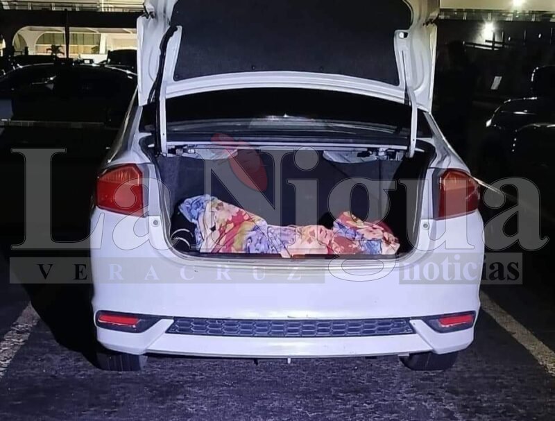 Hallan cuerpo sin vida en cajuela de vehículo en aeropuerto de Chiapas