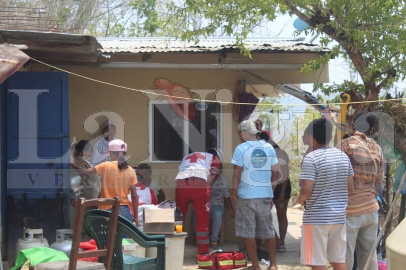 Mujer resulta con quemaduras tras combatir incendio