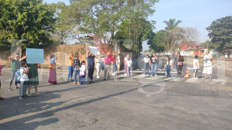 Padres de Familia de la Escuela Primaria Jaime Torres Bodet Bloquean Avenida en Orizaba