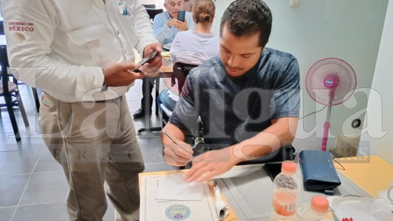 Ex jugador del América y del Barcelona, visita el municipio de Agua Dulce