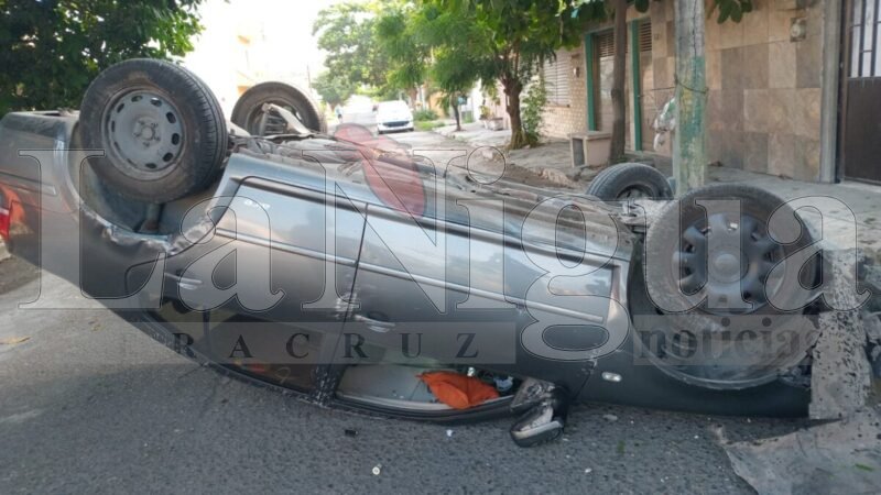 Mujer Vuelca su Vehículo en el Fraccionamiento Condado Valle Dorado: Solo Daños Materiales