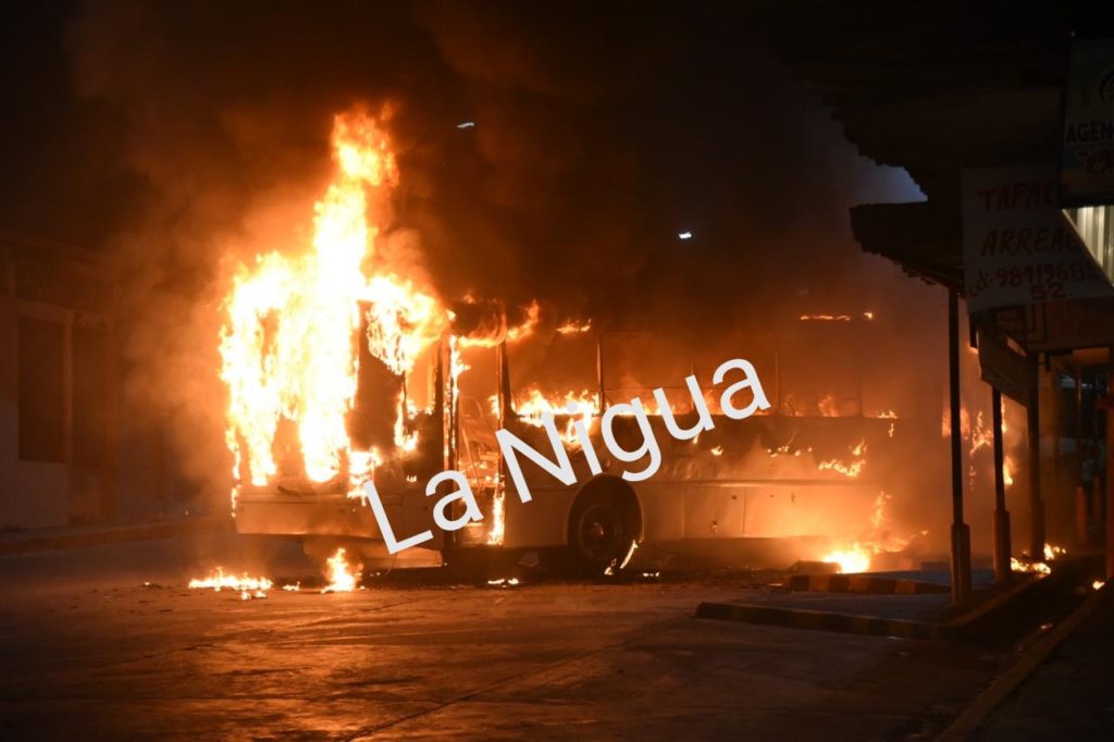 Jornada de violencia en Acayucan; queman carros y autobuses