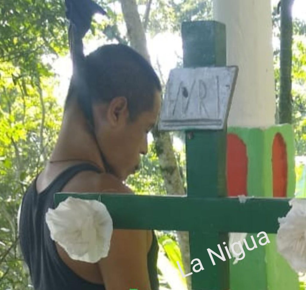 Lo encuentran colgado dentro del panteón