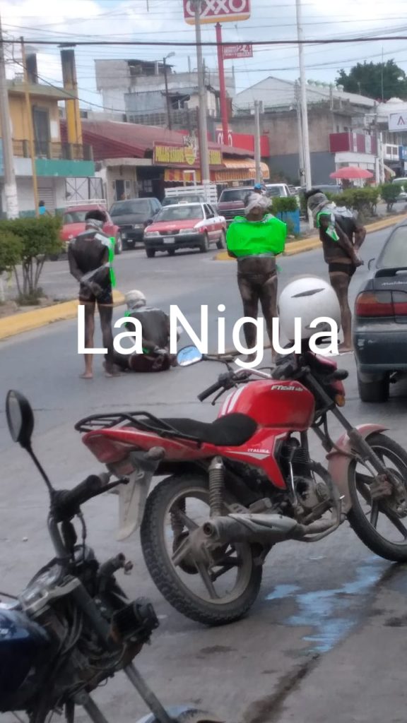 Dejan atadas 4 personas en plena calle