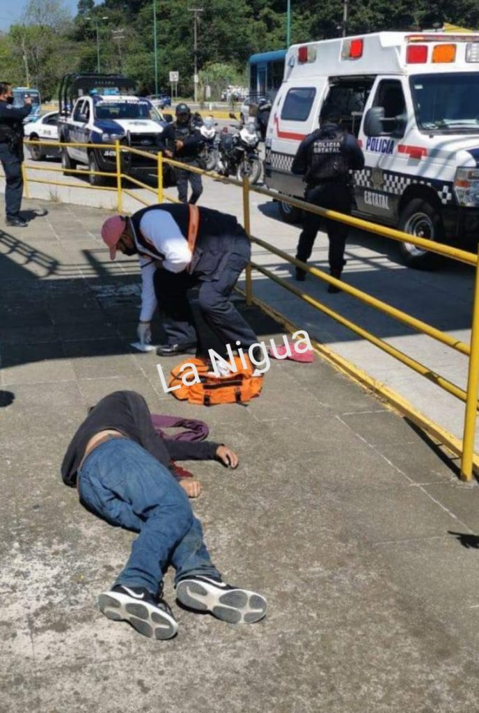 Joven se aventó de un puente peatonal