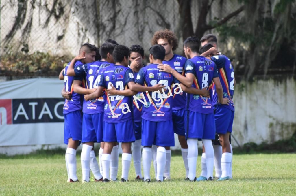 Difícil salida de Colegio OnceMéxico Córdoba en Tuxpan