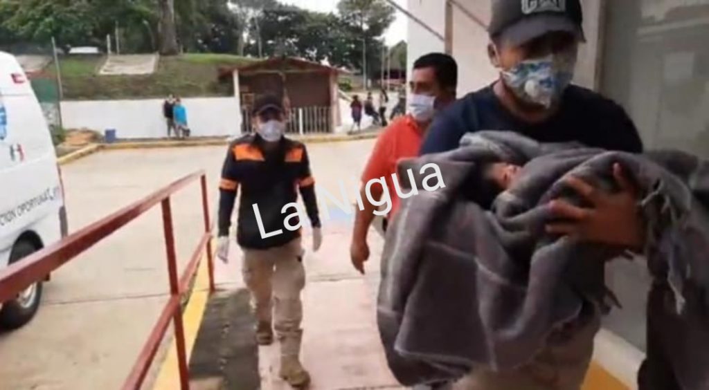 Abandonan a bebé en un lote baldío del fraccionamiento Santa Rosa de Acayucan