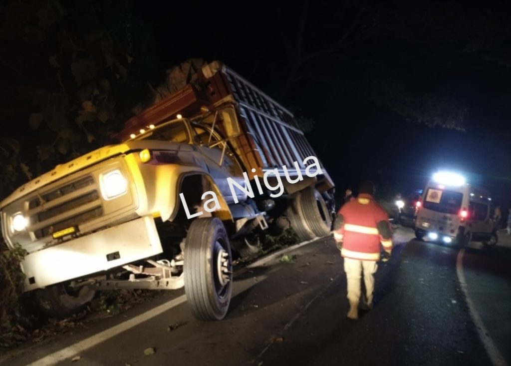 Vuelca torton cargado con velillo, sobre la Fortín – Huatusco; 8 trabajadores lesionados.