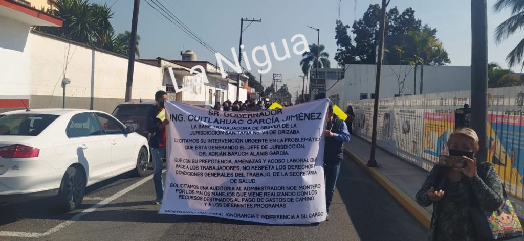 Marchan en Orizaba trabajadores de la jurisdicción Sanitaria número 7
