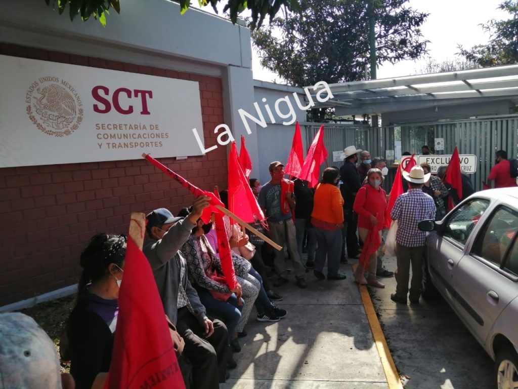 Ejidatarios se estan manifestando, exigiendo el pago de las afectaciones de sus parcelas
