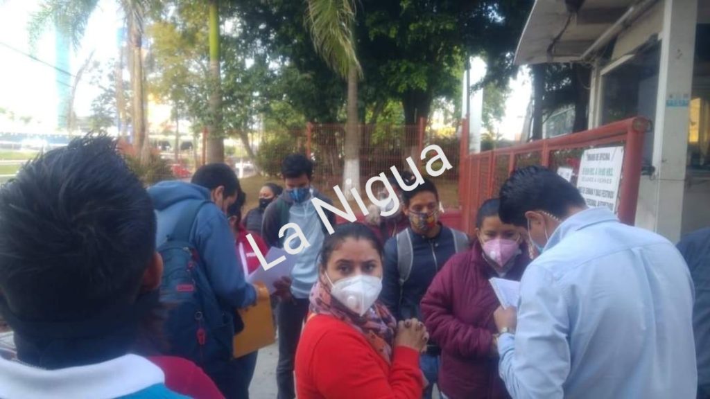 Grupo de Maestros se estan manifestando, exigiendo la entrega de plazas #LosDatosDeCuit