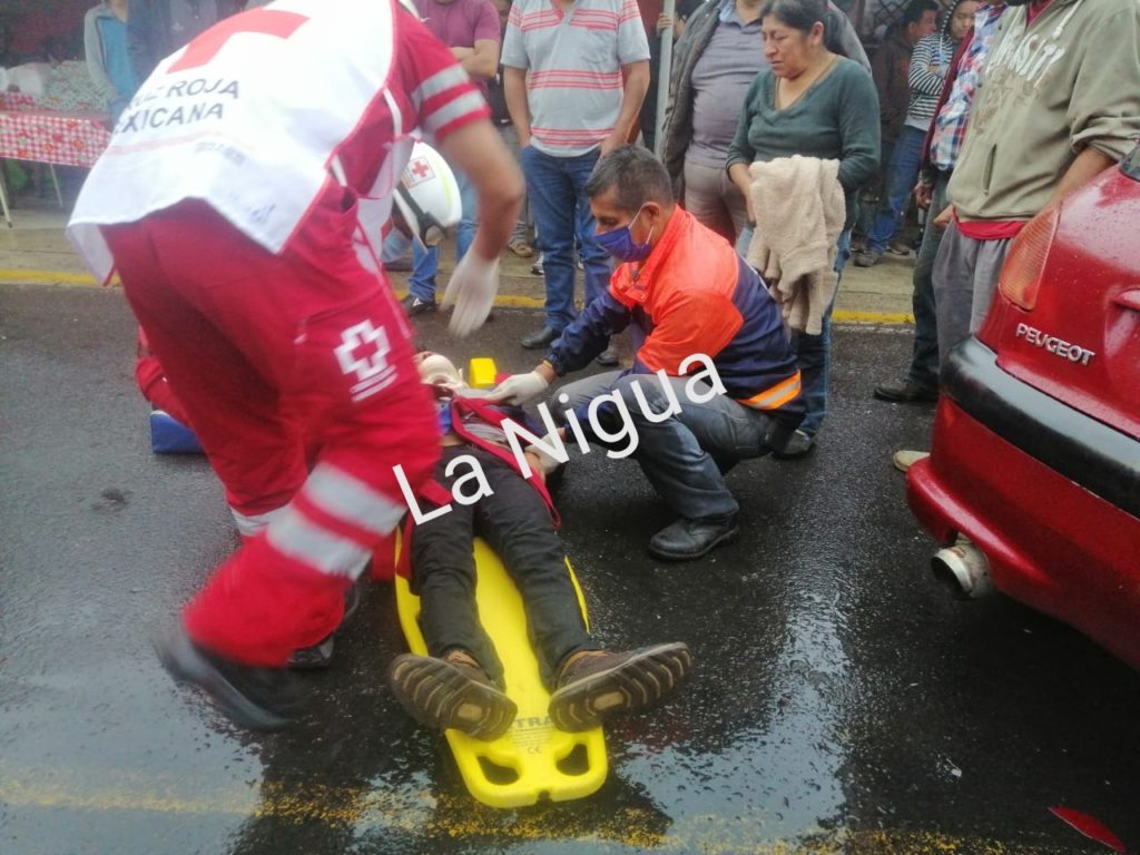 Invade carril y embiste a motociclista