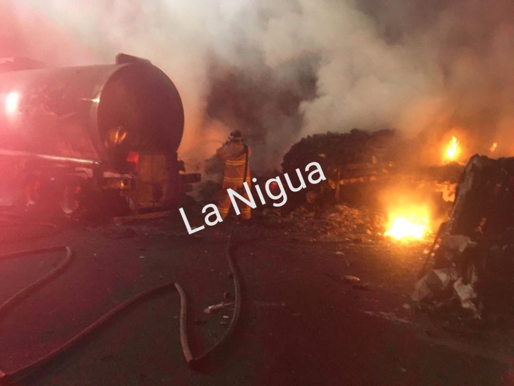 Se incendia pipa, las llamas alcanzan a cuatro vehículos