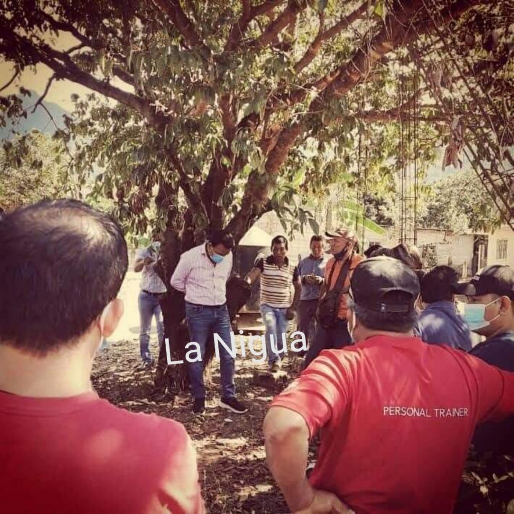 Lo amarran y lo humillan