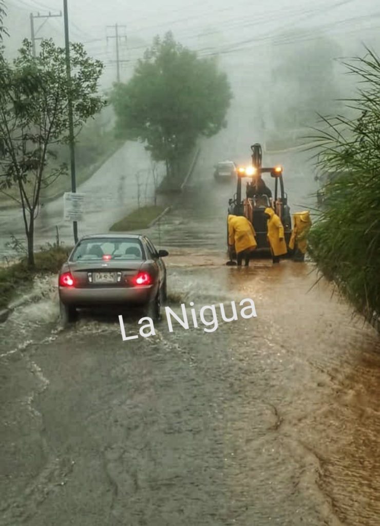 El torrencial aguacero que azotó en la región provocó serias inundaciones