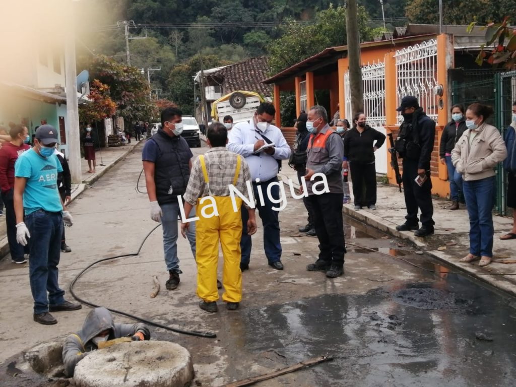 Retienen a funcionarios municipales y estatal, vecinos de Coahuitlan