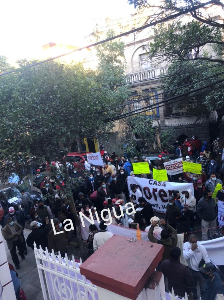 Decenas de militantes de Morena manifiestan su inconformidad