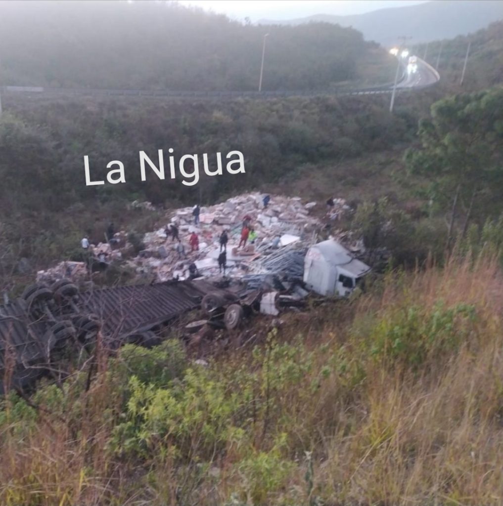 Cae trailer a barranco y muere chofer