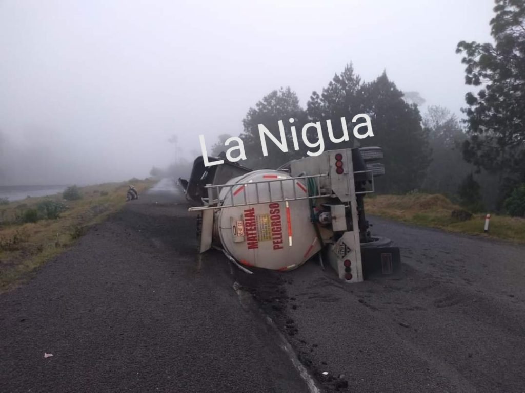 Pipa se vuelca en la carretera Xalapa-Perote