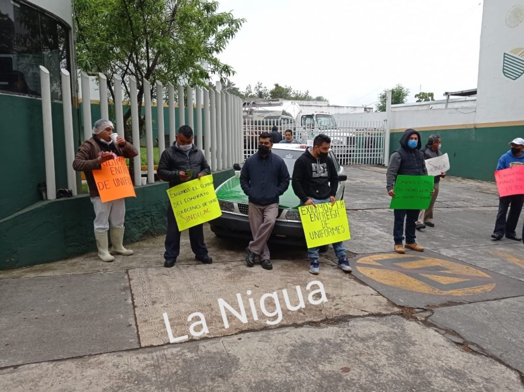 Sindicato Nacional de Trabajadores se manifestaron la mañana de este lunes exigiendo el pago de tiempos extra