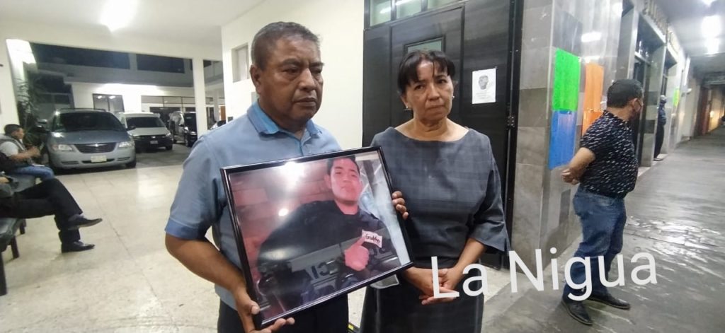 Exigen padres de paramédico asesinado justicia
