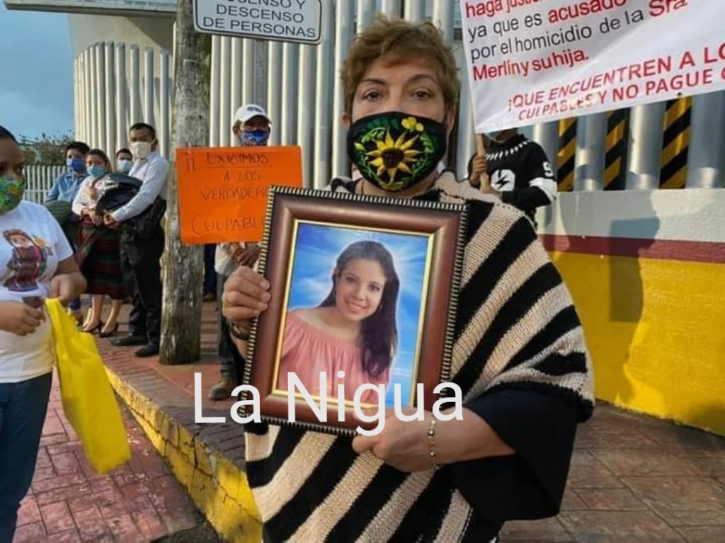 Manifestantes piden se haga justicia a familiares, ante la llegada del presidente de la República