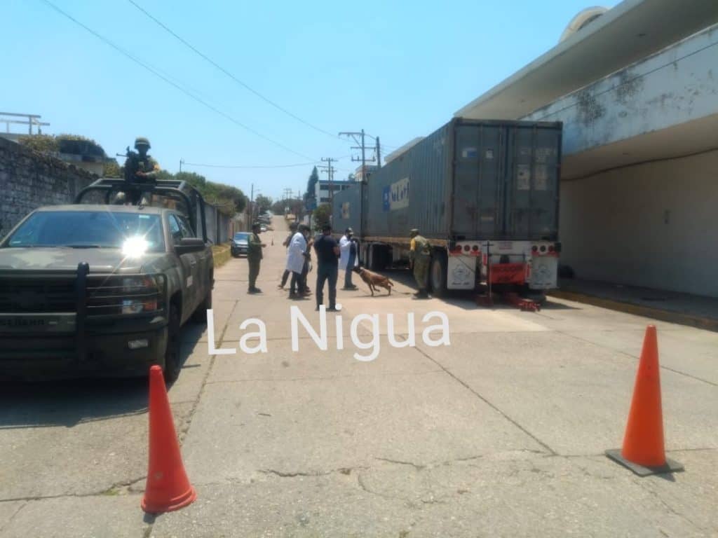 Aseguran en Acayucan tráiler con droga