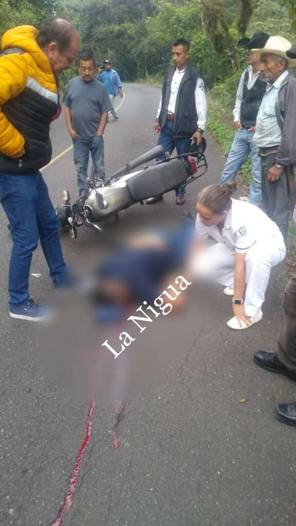 Muere motociclista tras derrapar
