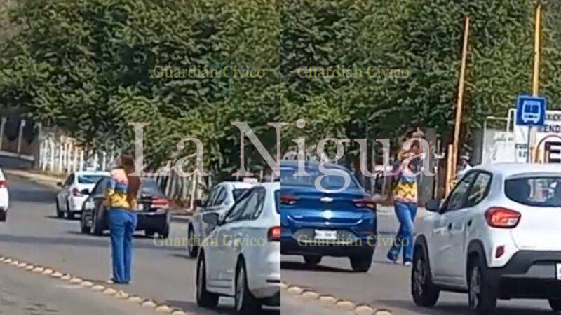 Maestra protesta desnud- enfrente de Secretaría de Educación