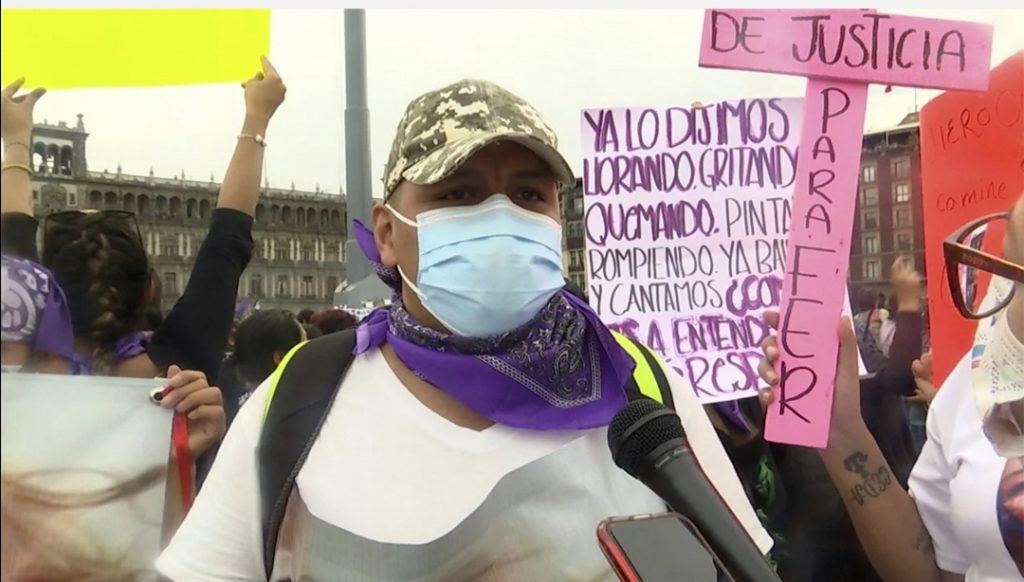 Mauricio, de los pocos que marcharon con colectivos feministas; asesinaron a su hija en 2020