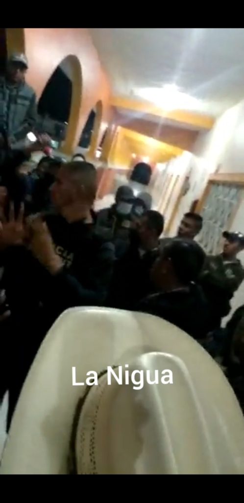Pobladores de Calcahualco, encierran a comandante de la policía.