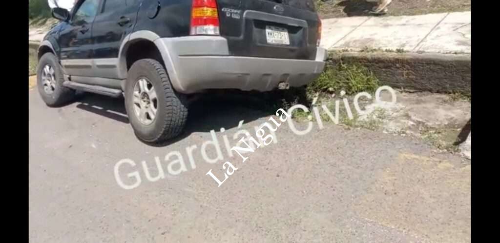 Dejan camioneta estacionada en cuneta