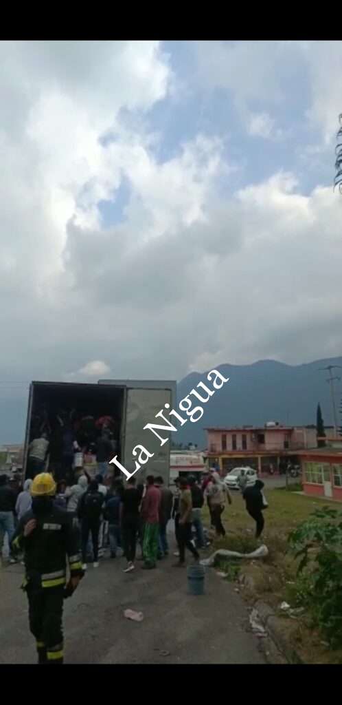 Delincuentes saquean camión que presentó falla mecánica