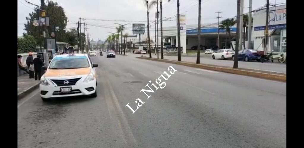 Lo atacan a balazos y tiran de camioneta en movimiento.