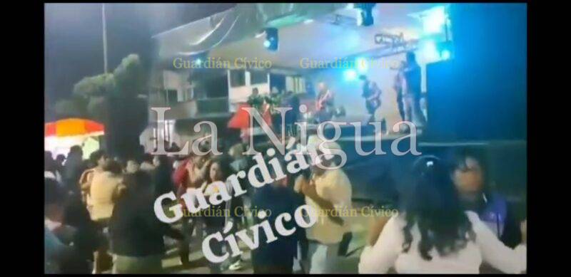 Se desploma escenario mientras un grupo tocaba en fiesta patronal en Veracruz.