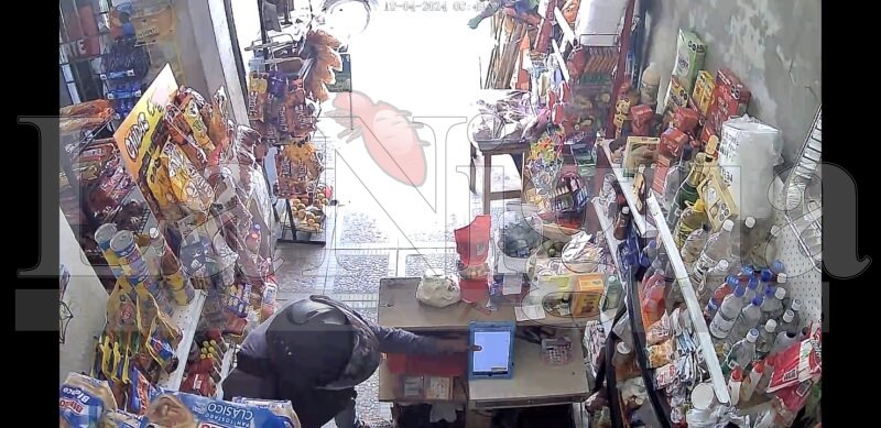 Sujeto armado asalta tienda de abarrotes