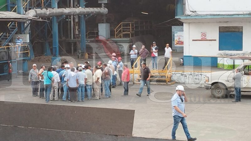 Cañeros bloquean carretera Estatal en Potrero Nuevo