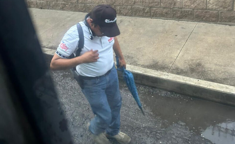 Joven estudiante señala a hombre por manosearla en autobús de Paso del Macho