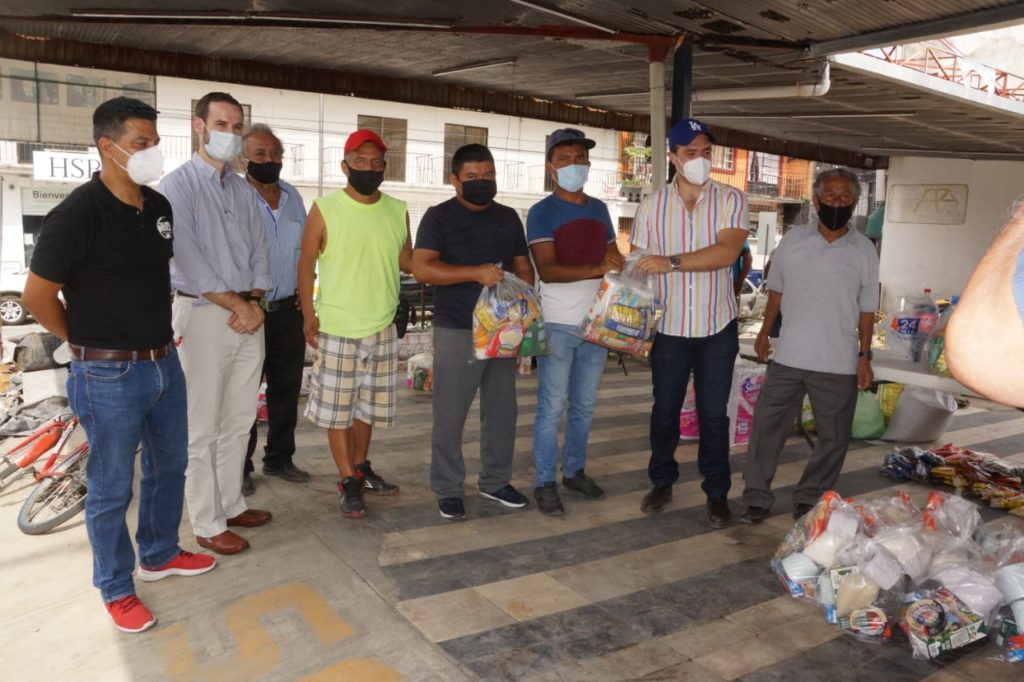 Ernesto De Gasperín cumple,  entrega despensas a Árbitros