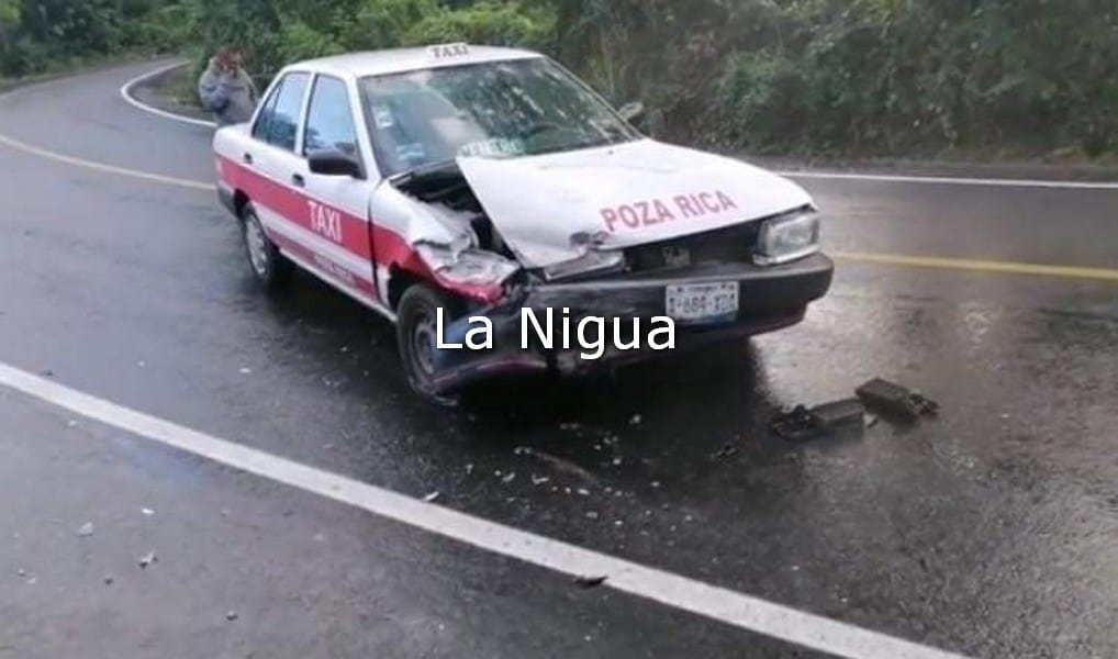 Se impactan de frente dos taxis en Papantla