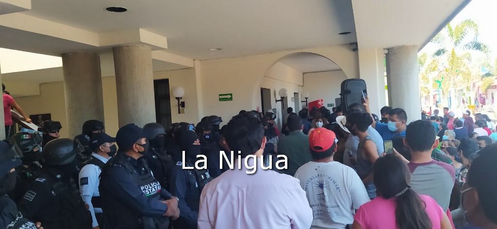 Intentan tomar palacio municipal de Ixtaczoquitlán por la fuerza.