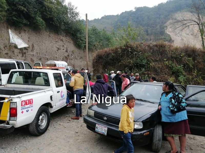 VUELCA CAMIONETA EN EL PUENTE DE TETELCINGO, 11 HERIDOS