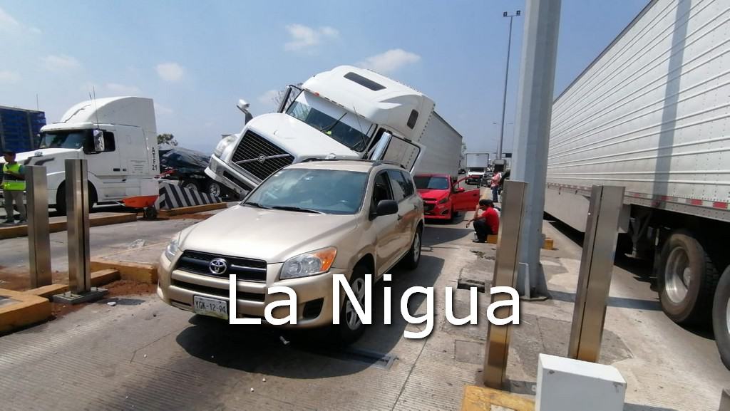 A punto de provocar tragedia; tráiler se queda sin frenos al llegar a la caseta de Fortín.