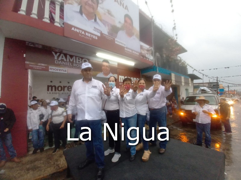 Yambo recibe el apoyo de decenas de personas.