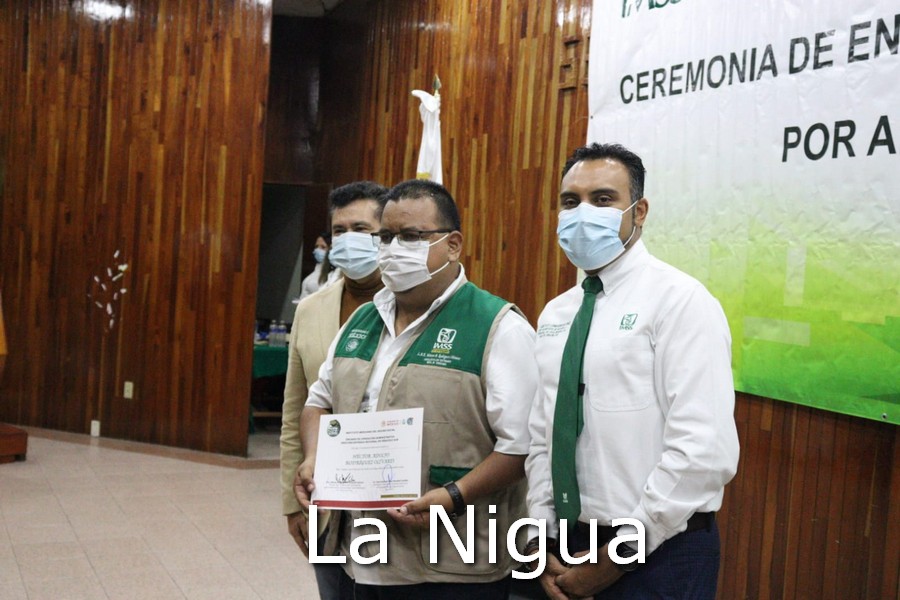 Reciben trabajadores del IMSS reconocimientos por años de servicio