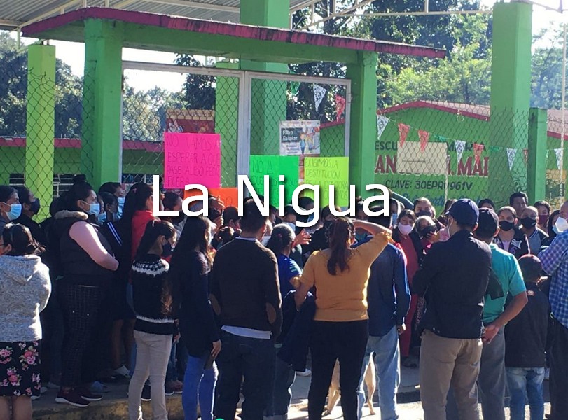 Exigen destitución de directora en escuela de Huatusco.